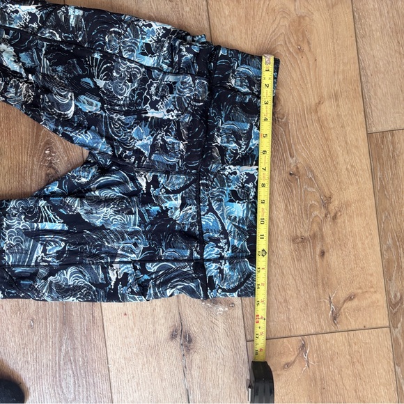Lululemon Athletica Blue and Black Patterned Leggings - Picture 4 of 6